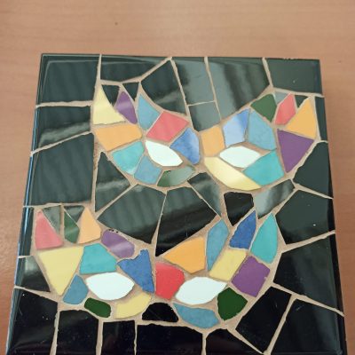 posavasos trenacadis con motivo antifaces