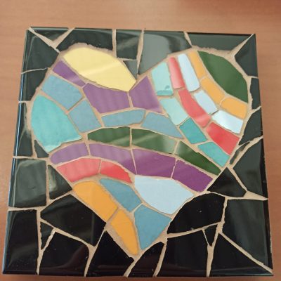 posavasos trancadís con motivo de corázon sobre fondo negro