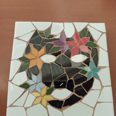 posavasos de trencadis con motivo de máscara