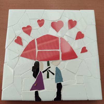 posavasos trenacadis con motivo de pareja enamorada bajo paraguas