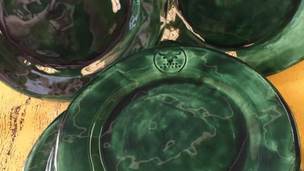 Uno de nuestros últimos trabajos ha sido la vajilla del Restaurante Origen de Xàtiva, que nos ha hecho un pedido a medida para presentar sus deliciosas recetas y carnes.