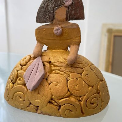 Menina pequeña esmaltada