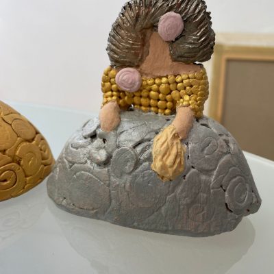 Menina pequeña esmaltada