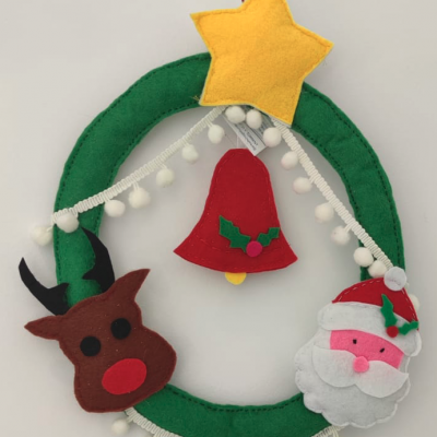 Corona navideña de fieltro