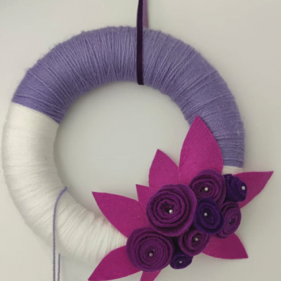 Corona de fieltro con flores