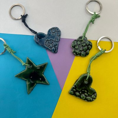 Llaveros color verdoso