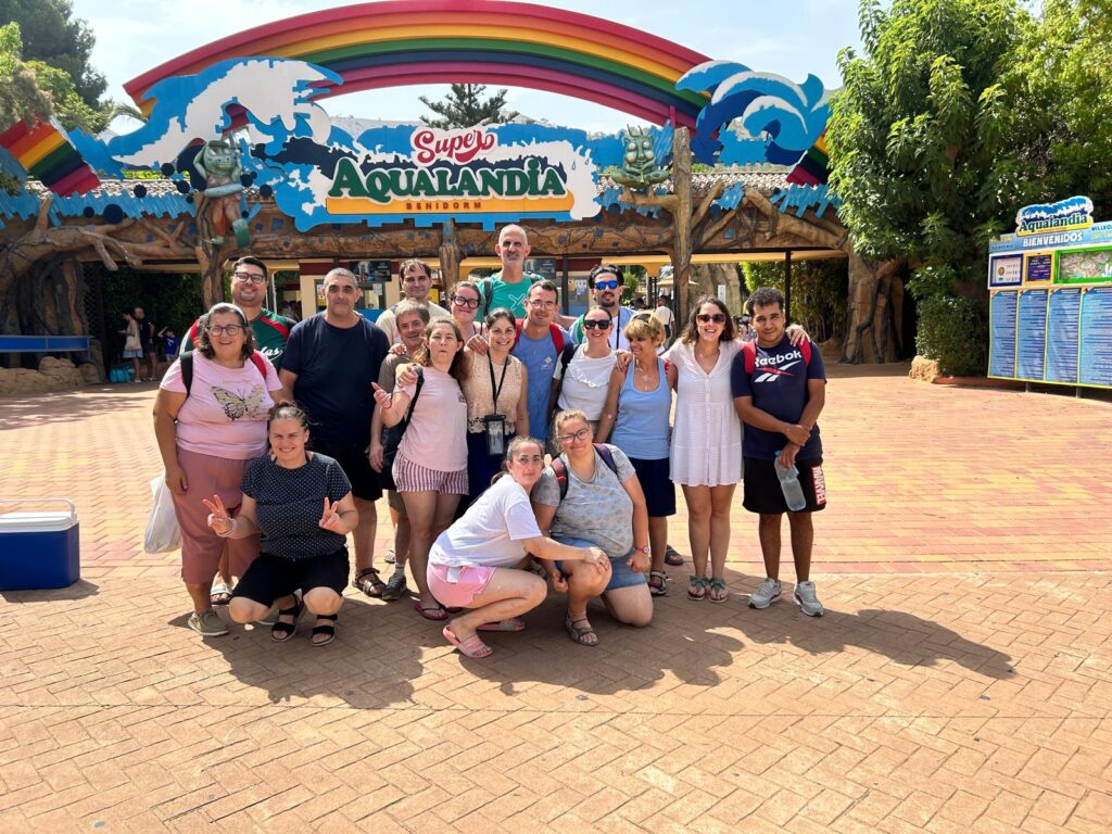 Ayer mis compañeros del Restaurante Boga y yo cambiamos los fogones y los delantales por una divertida jornada en Aqualandia. Fue un día diferente, lleno de piscinas, atracciones acuáticas, risas y anécdotas que seguro recordaremos durante mucho tiempo.