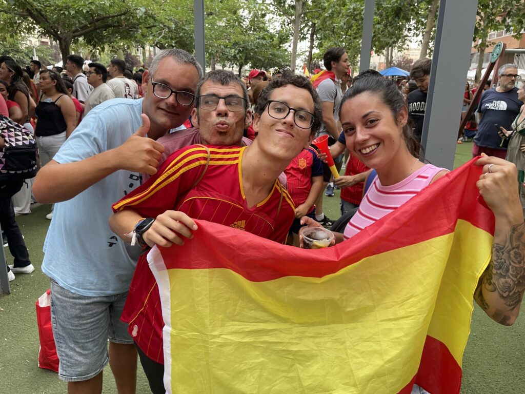 Podría parecer una pregunta fácil de responder: con ansias, ilusión por cada encuentro, esperanza por ganar y por volver a tener otra copa en casa... pues es lo que se espera de cualquier persona amante del fútbol